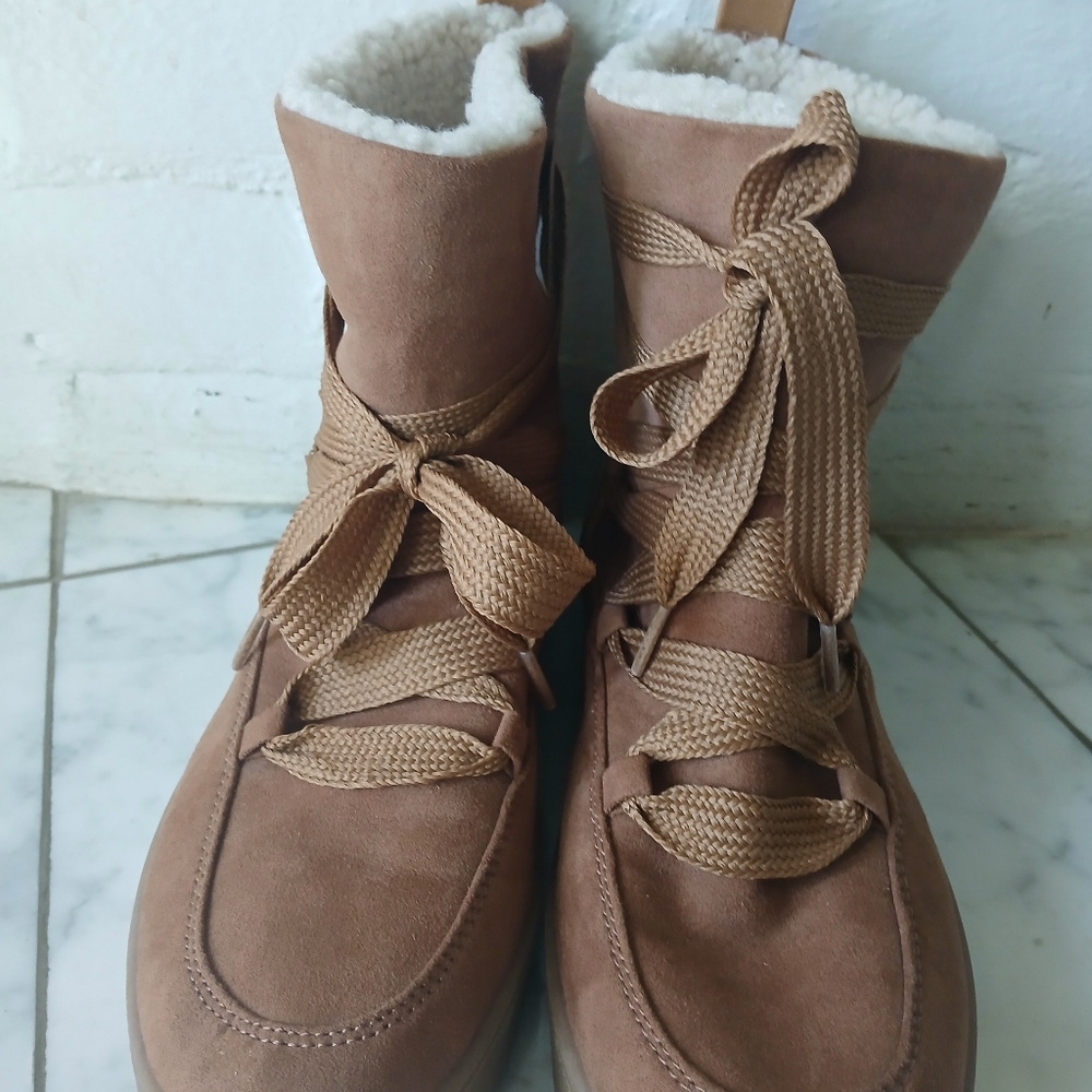 Universal thead lined platform boots